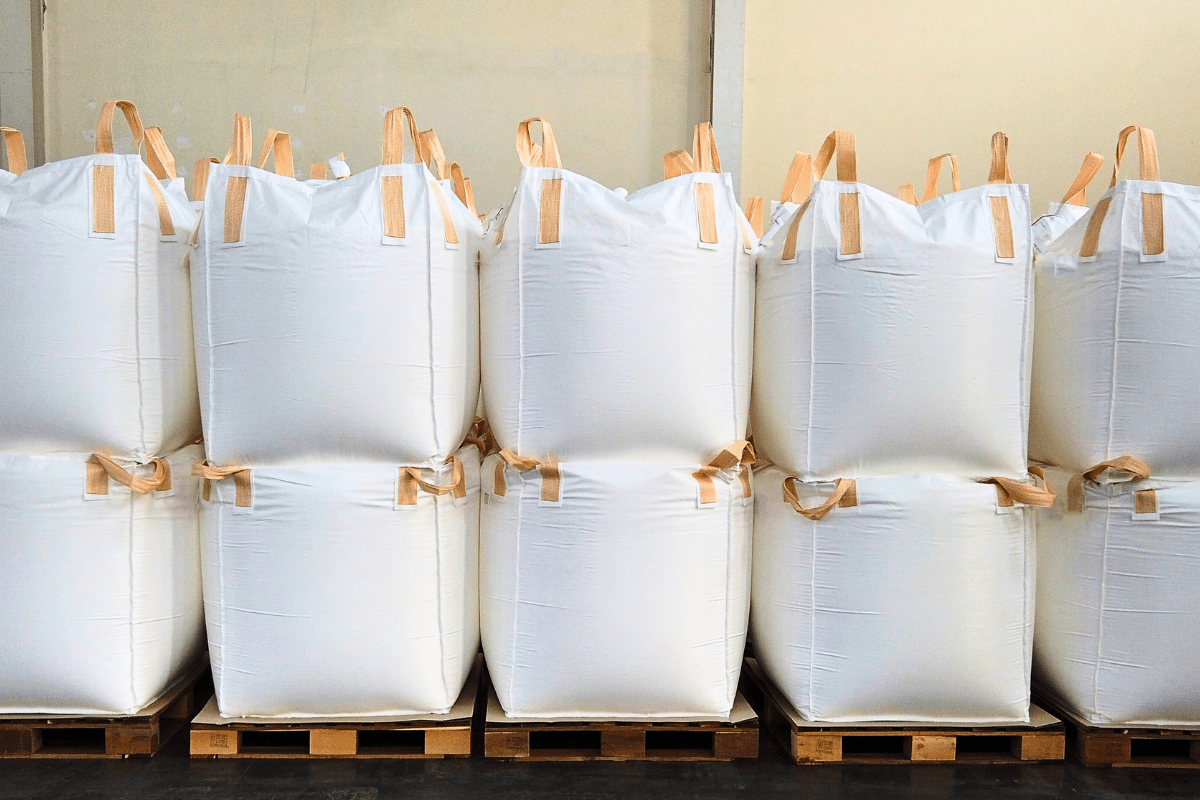 Heavy-duty FIBCs for bulk bags storage and transport of dry goods, durable, customizable, and ideal for industrial use.