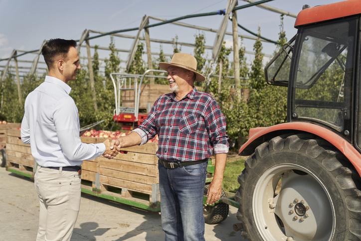 Territory manager Northern California worker chats to customer on farm.