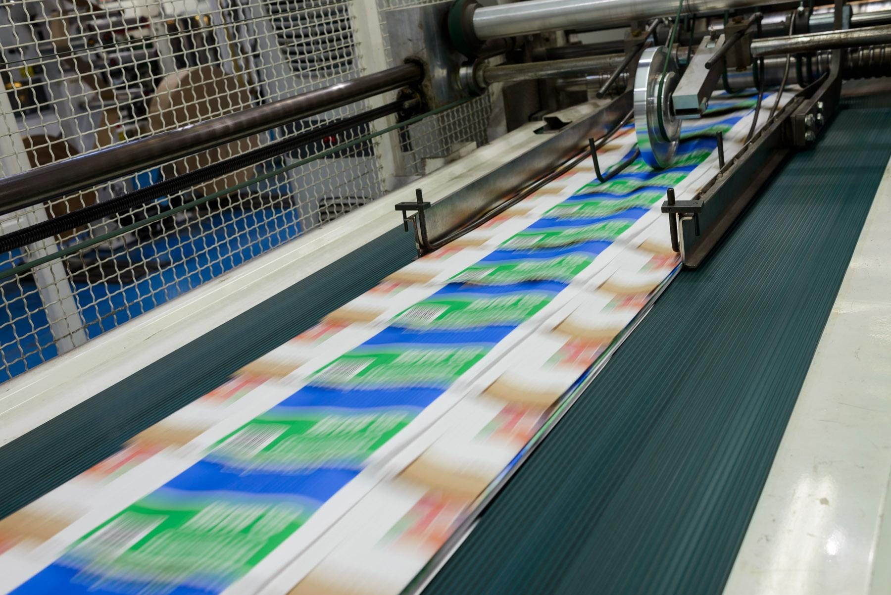 Sustainable paper sacks on conveyor belt, plastic-free and recyclable, designed for eco-friendly packaging solutions.